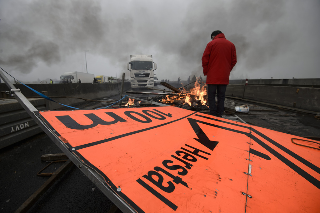 FGTB-Mitglieder zündeten auf der E40-Autobahn bei Herstal Feuer und versperrten die Autobahn in beide Richtungen