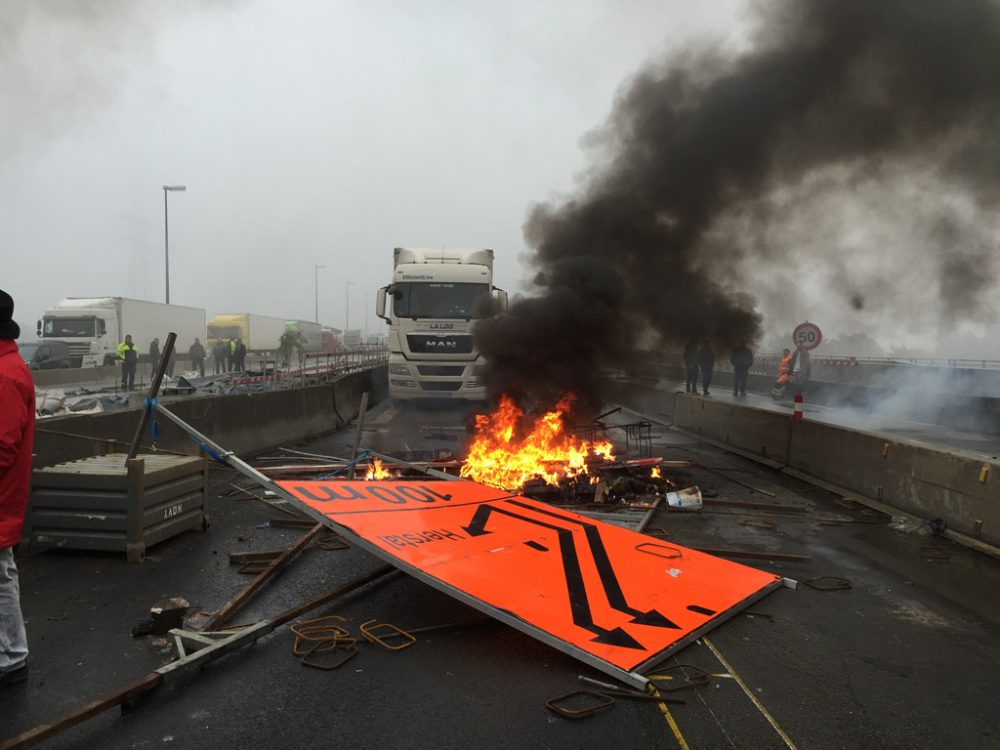 Streikposten verursachen Chaos auf der E 40