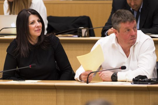 Muriel Targnion (l.) im Parlament der Französischen Gemeinschaft