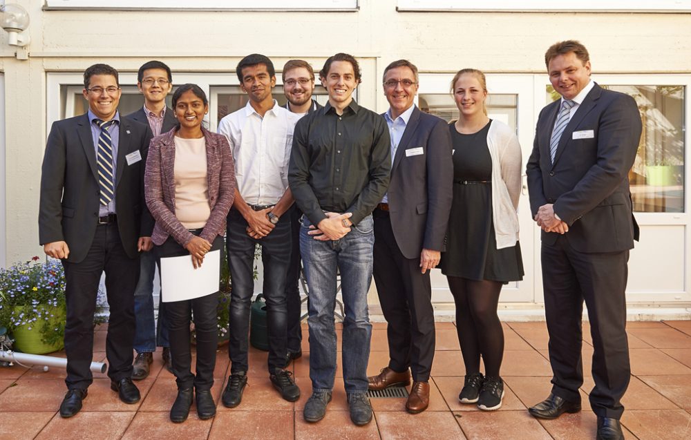 Prof. Gries zusammen mit einigen der neuen Studierenden beim Welcome Day der International Academy am 1. Oktober 2015 in Aachen