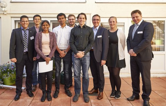 Prof. Gries zusammen mit einigen der neuen Studierenden beim Welcome Day der International Academy am 1. Oktober 2015 in Aachen