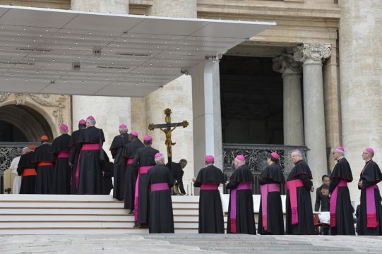 Papst Franziskus begrüßt Bischöfe und Kardinäle bei der wöchentlichen Audienz am Freitag