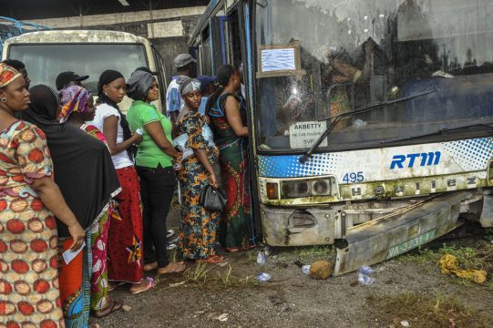 "Wahlbüros" in einem Bus in Conakry