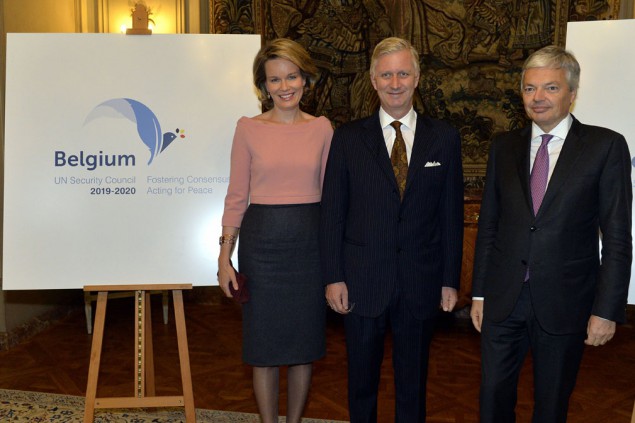 Königin Mathilde, König Philippe und Außenminister Didier Reynders am Freitagabend in Brüssel