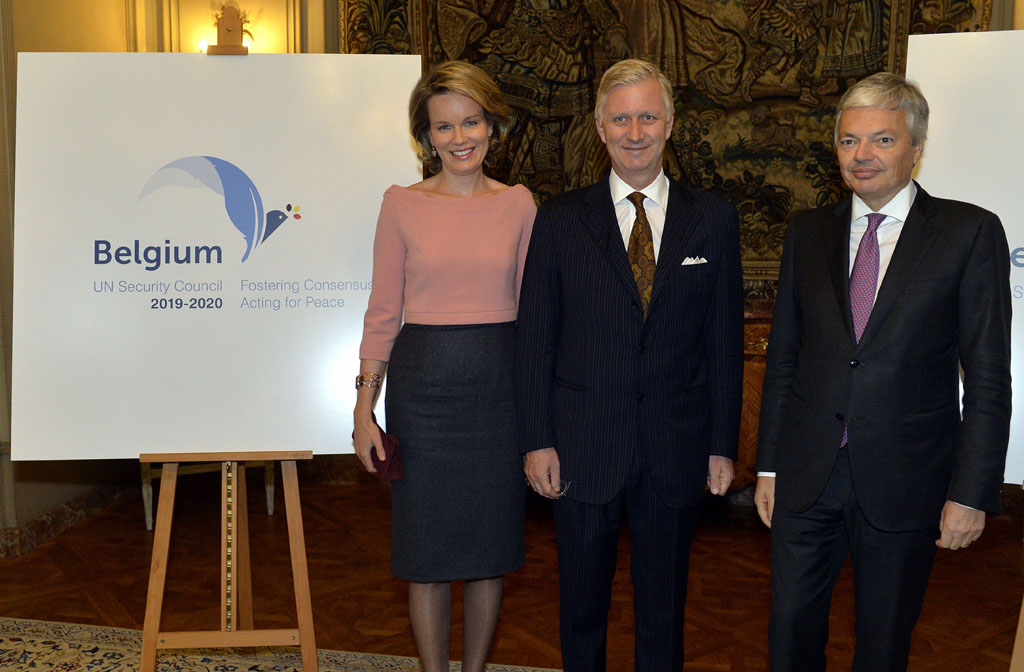 Königin Mathilde, König Philippe und Außenminister Didier Reynders am Freitagabend in Brüssel