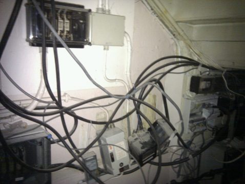 Wohnung mit schweren Feuchtigkeitsproblemen und gefährlichen Elektroinstallationen