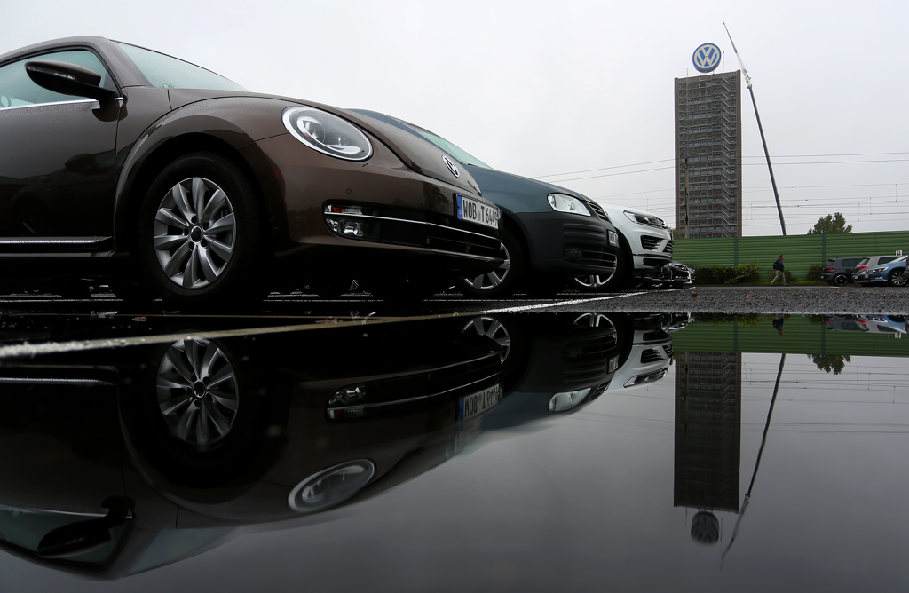 Autos vor dem VW-Hauptsitz in Wolfsburg