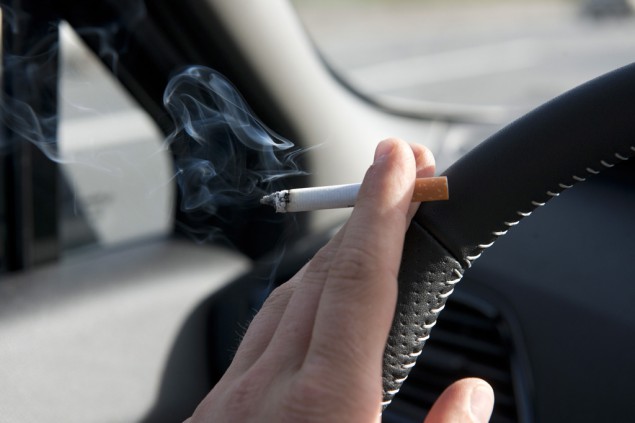 Zigarette im Auto