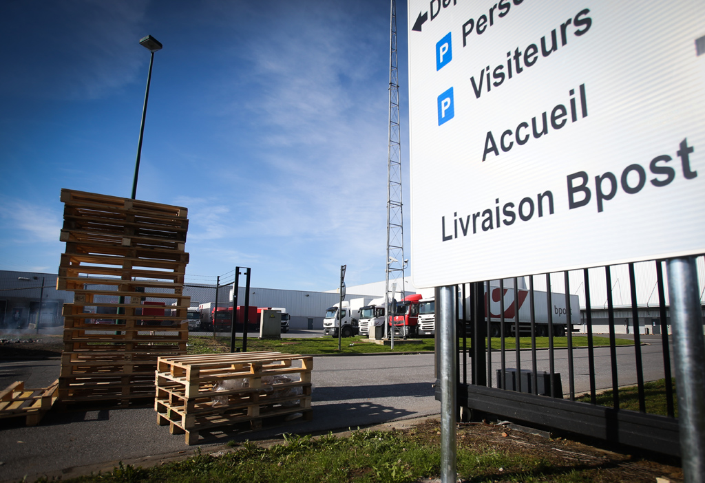 Streikposten des bpost-Sortierzentrums von Charleroi in Fleurus