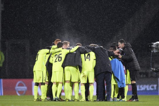 Die Mannschaft von AA Gent feiert nach Sieg gegen Olympique Lyon