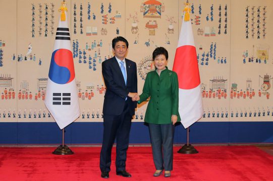 Südkoreas Präsidentin Park Geun Hye mit dem japanischen Ministerpräsidenten Shinzo Abe