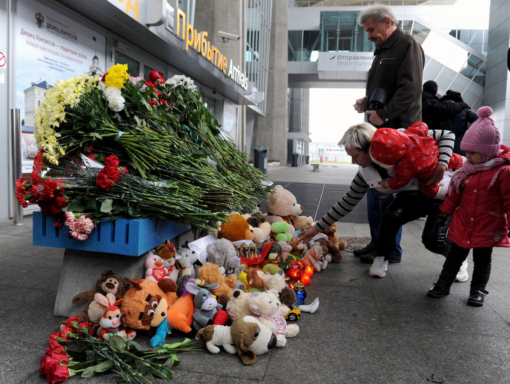 Blumen vor dem Pulkovo International Airport bei St. Petersburg (1.11.)