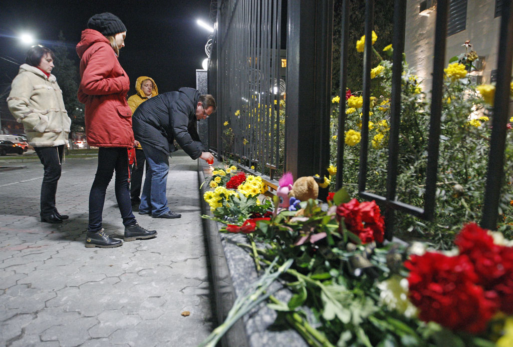 Blumen und Kerzen vor der russischen Botschaft in Kiew (31.10.)