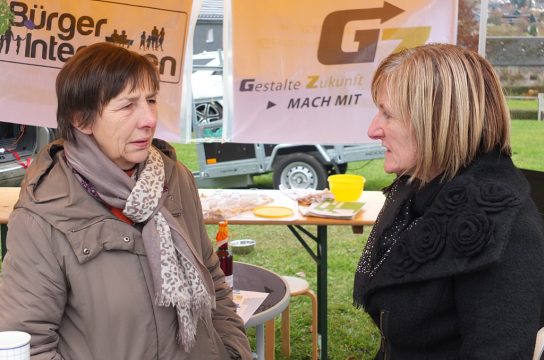 Die Architektin Martine Cange (r.) im Gespräch mit Elly Jodocy von der Ameler Opposition