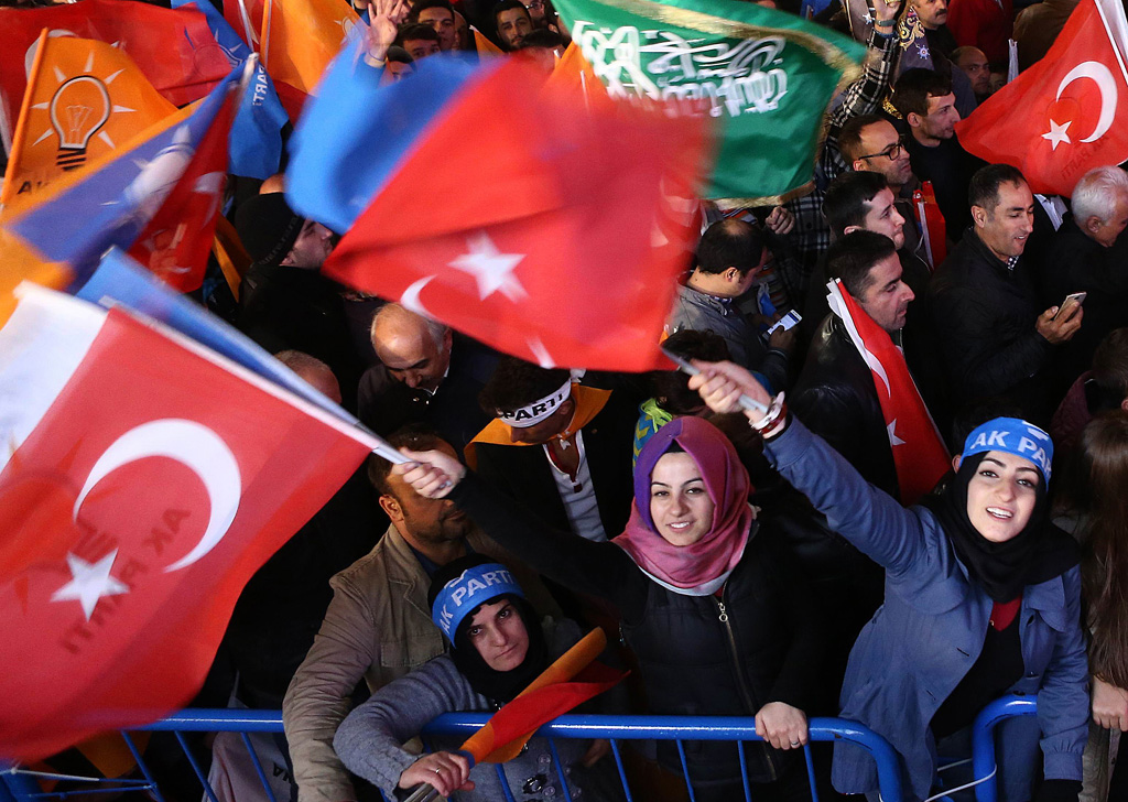 Anhänger der AKP feiern in Ankara