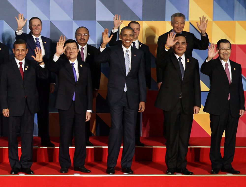 Barack Obama (M.) und andere Teilnehmer der Apec-Gipfels in Manila (19.11.)