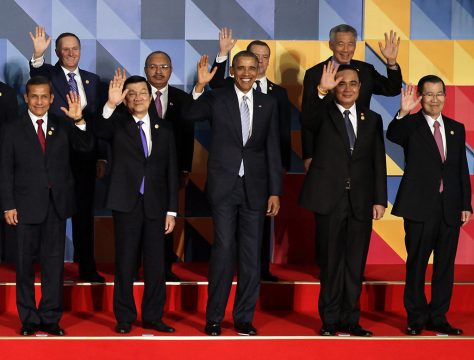 Barack Obama (M.) und andere Teilnehmer der Apec-Gipfels in Manila (19.11.)