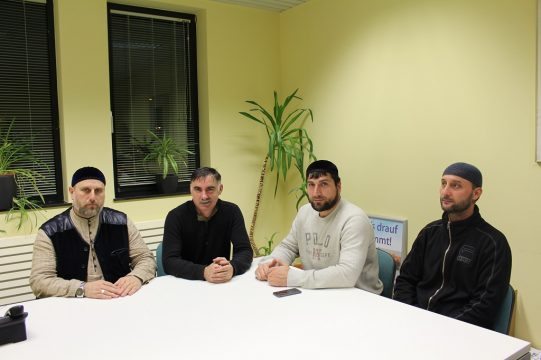 V.l.n.r.: Valit Kuruev, tschetchenischer Vize-Mufti, Issa Gamboulatov, Präsident der ASBL Vaynakh, Dzhamirz Umachanov, Vizepräsident der ASBL Vaynakh, und Magomed Bakhanov im BRF-Funkhaus