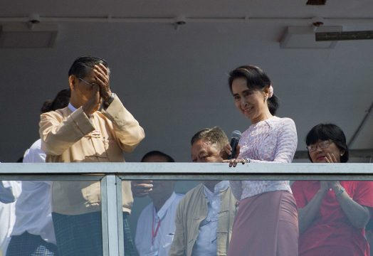 Aung San Suu Kyi (r.) hält eine Reder auf dem Balkon des Sitzes der Oppositionspartei NLD in Yangon