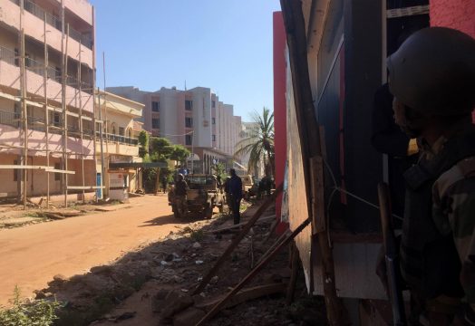 Malische Soldaten vor dem Raddison-Hotel in Bamako