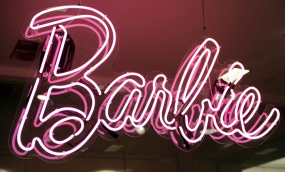 Interaktive Barbie kommt in US-Läden (Logo von Barbie-Geschäft in New York am 4.3.2009)