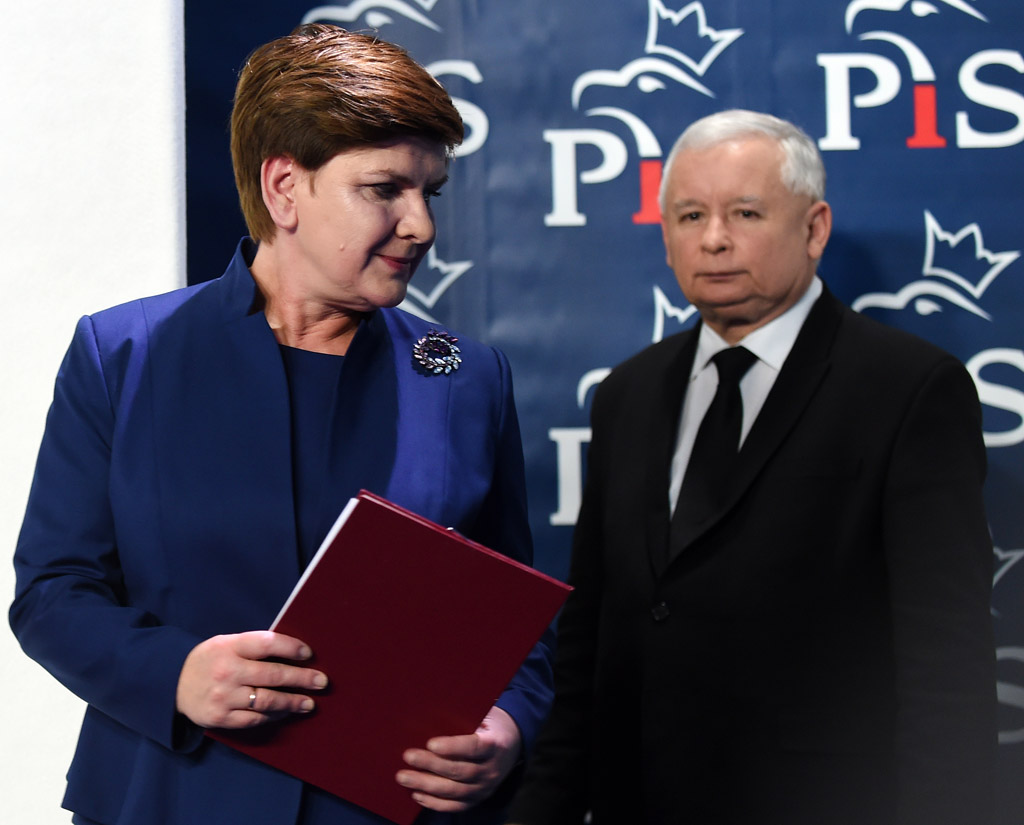 Polens designierte neue Premierministerin Beata Szydlo und Jaroslaw Kaczynski, Chef der nationalkonservativen Partei Recht und Gerechtigkeit am Montag in Warschau