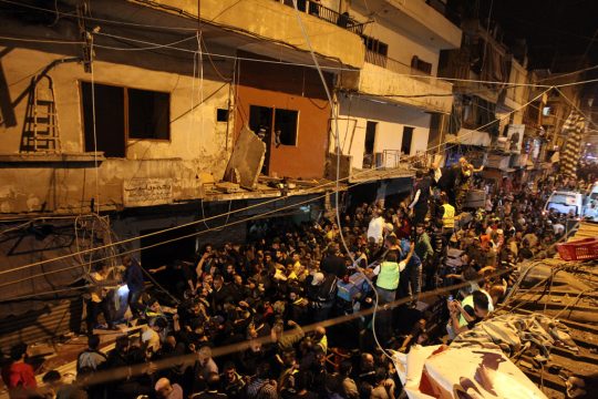 Rettungsdienste und Zivilisten versammeln sich nach dem Attentat in Beirut (12.11.)