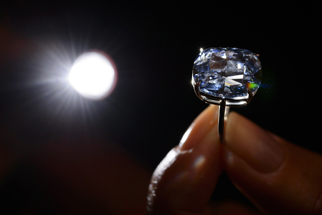 Blue Moon: Der blaue Diamant wurde für 45 Millionen Euro versteigert