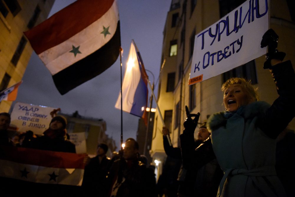 Russen demonstrieren vor der türkischen Botschaft in Moskau (24.11.2015)