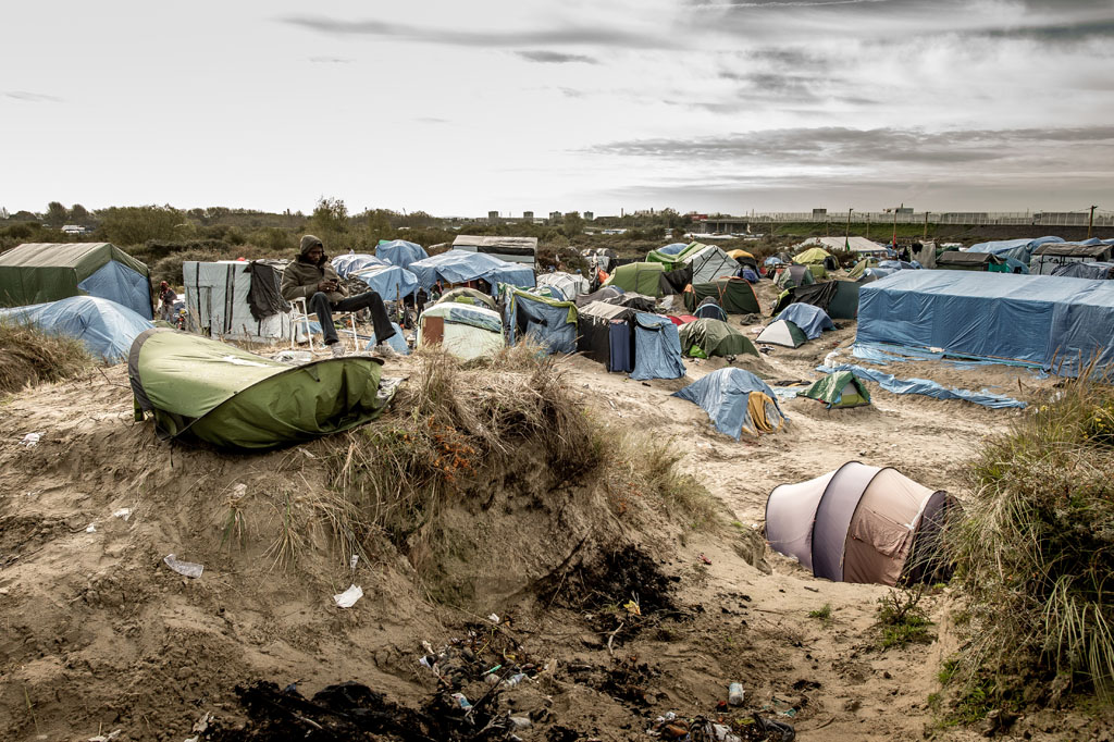 Improvisiertes Flüchtlingslager am Rande von Calais