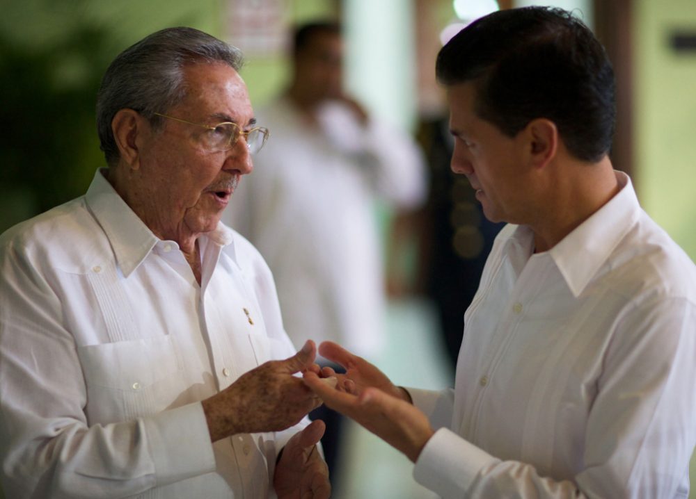 Der kubanische Präsident Raúl Castro mit seinem mexikanischen Amtskollegen Enrique Peña Nieto (6.11.)