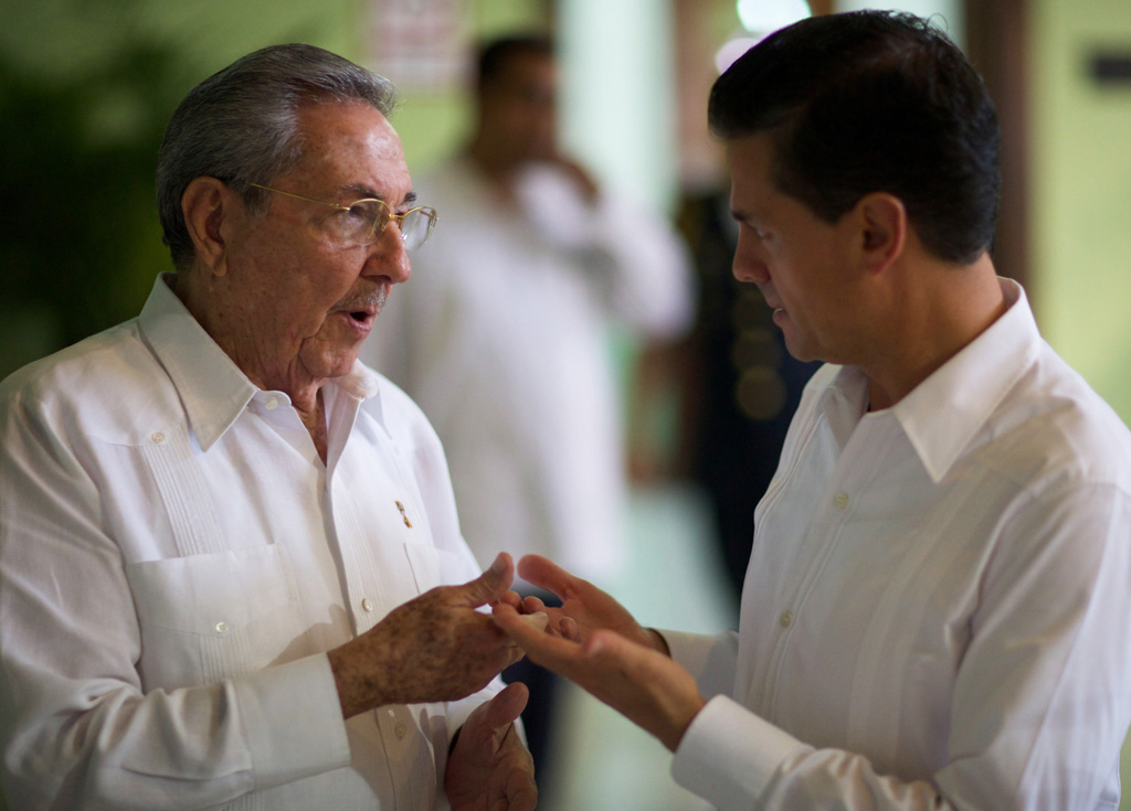 Der kubanische Präsident Raúl Castro mit seinem mexikanischen Amtskollegen Enrique Peña Nieto (6.11.)