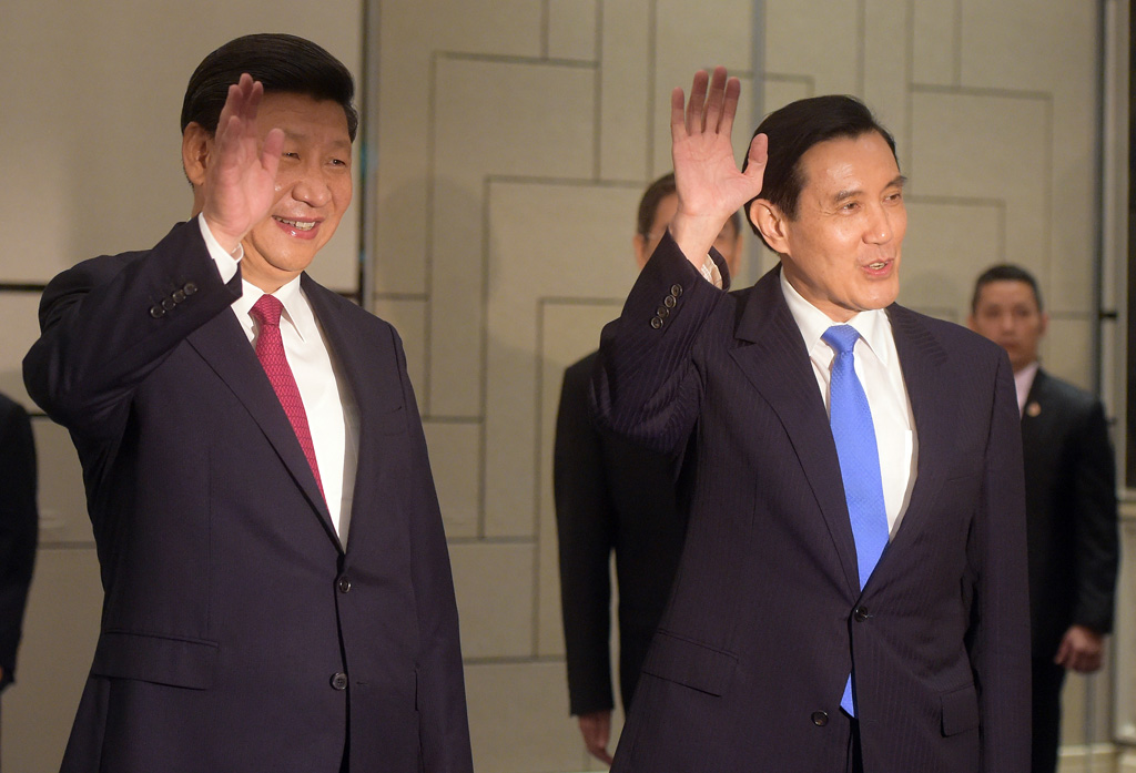 Chinas Staats- und Parteichef Xi Jinping und Taiwans Präsident Ma Ying-jeou am Samstag in Singapur
