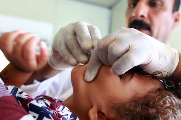 Irakisches Kind erhält Impfung gegen Cholera (Bagdad am 1. November)
