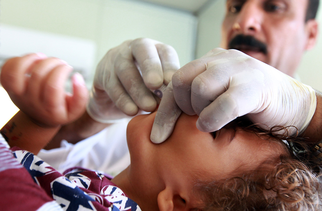 Irakisches Kind erhält Impfung gegen Cholera (Bagdad am 1. November)