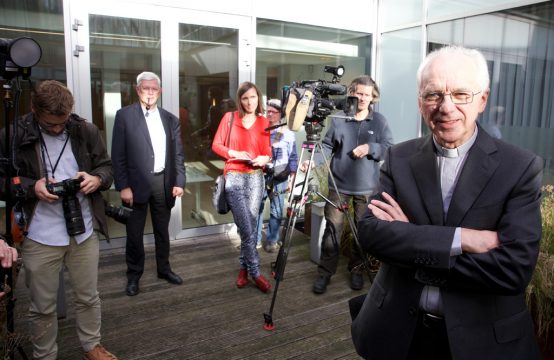 Bischof Jozef De Kesel posiert für die Photographen bei einer Pressekonferenz am Freitag in Brüssel
