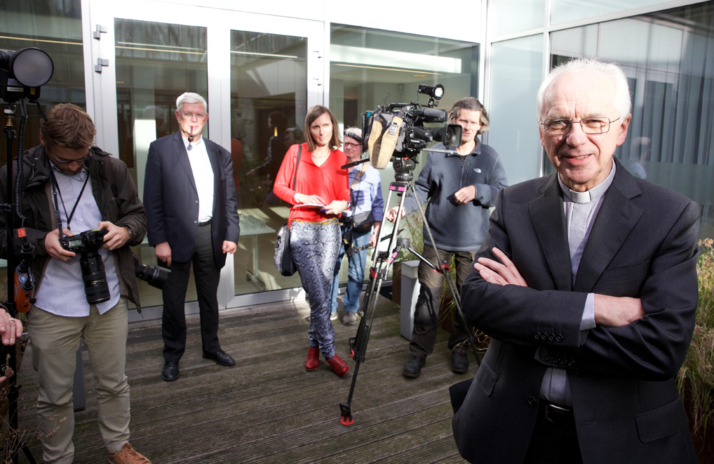 Bischof Jozef De Kesel posiert für die Photographen bei einer Pressekonferenz am Freitag in Brüssel