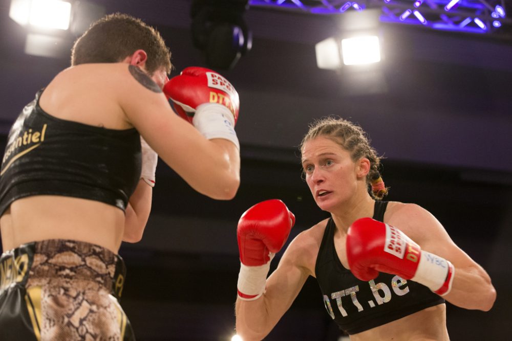 Boxsportlerin Delfine Persoon (r.) im Kampf gegen die Französin Maiva Hamadouche (11.11.)