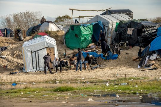 Migranten am 30.10. in dem "Dschungel" genannten Camp in Calais