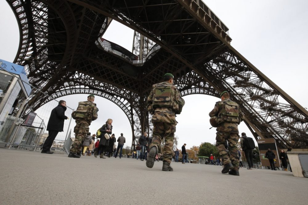 IS droht: Frankreich bleibt Ziel von Terrorattacken (Bild: Soldaten am Eiffelturm)