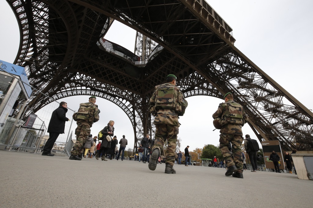 IS droht: Frankreich bleibt Ziel von Terrorattacken (Bild: Soldaten am Eiffelturm)