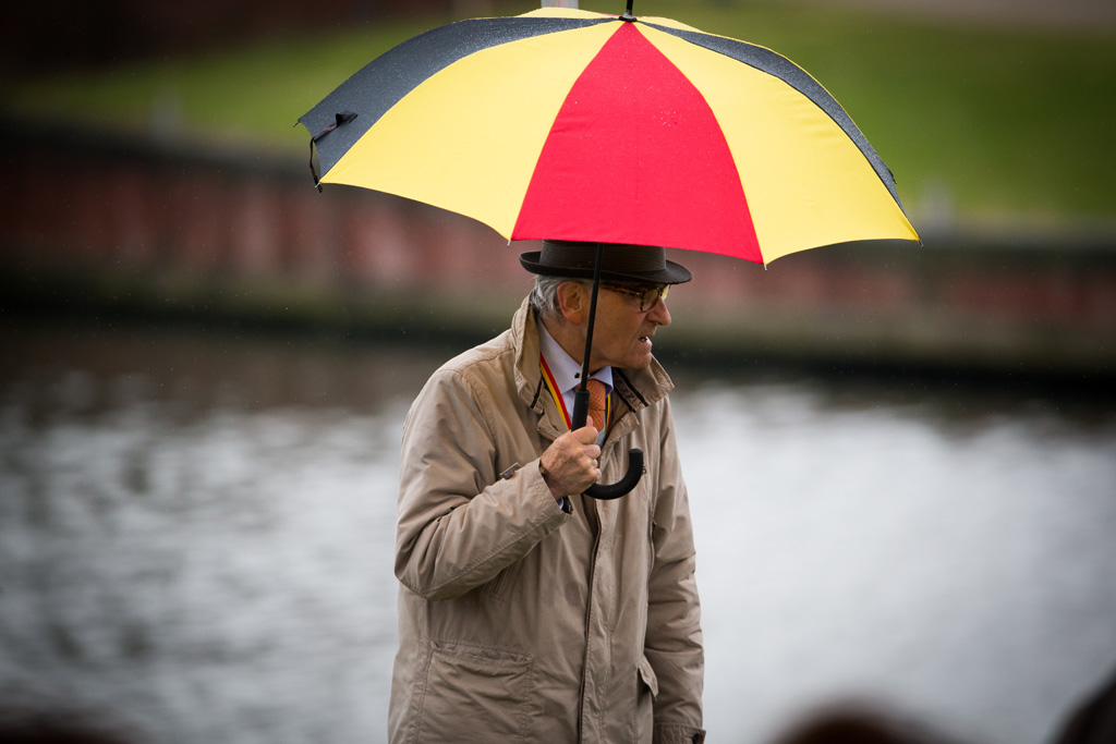 Spaziergänger mit Belgien-Schirm