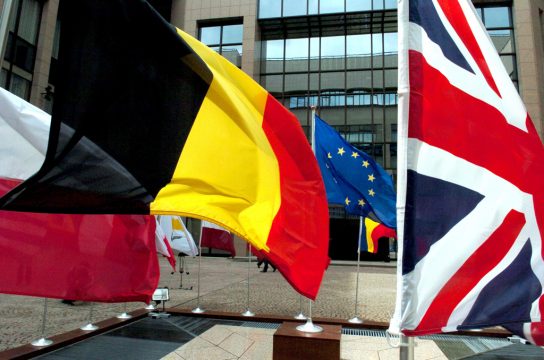 Belgische und britische Flagge (Archivbild: Etienne Ansotte/Belga)
