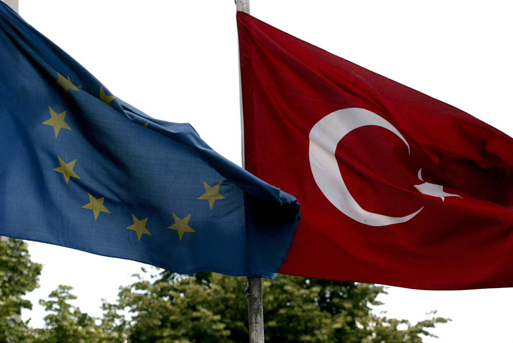 Europäische und türkische Flagge