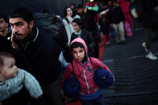 Flüchtlinge gehen im Hafen von Piräus von Bord (7.11.)