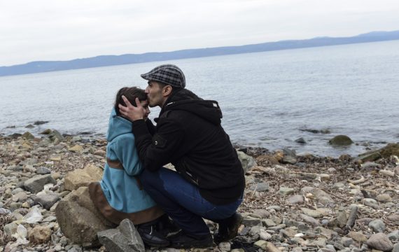 Syrischer Flüchtling küsst seine Tochter nach der Ankunft auf der griechischen Insel Lesbos
