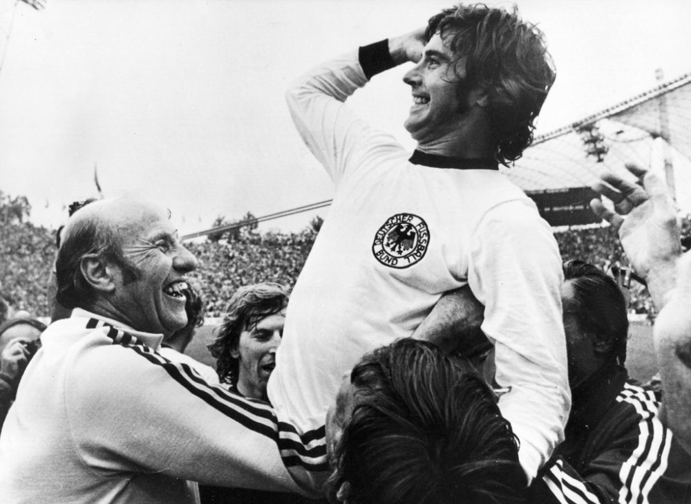 Gerd Müller (r.) nach dem WM-Sieg am 7.7.1974 in München (Archivbild: EPA)