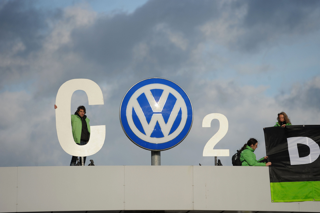 Greenpeace-Aktivisten auf dem Dach des Haupteingangs am VW-Werk in Wolfsburg
