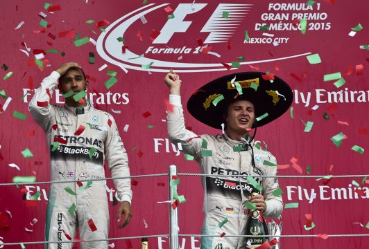 Lewis Hamilton und Nico Rosberg feiern nach dem Großen Preis von Mexiko