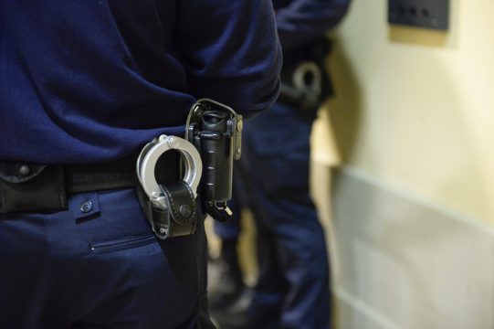 Polizist mit Handschellen